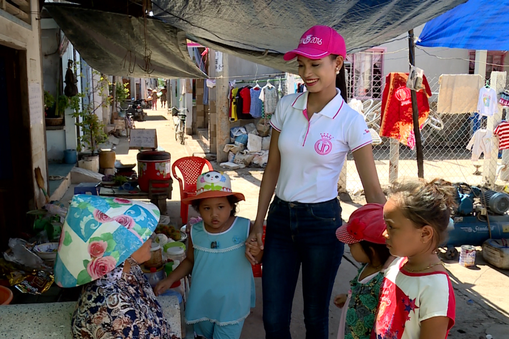 Lio Thái cùng thí sinh HHVN 2016 mang niềm vui đến với trẻ em nghèo