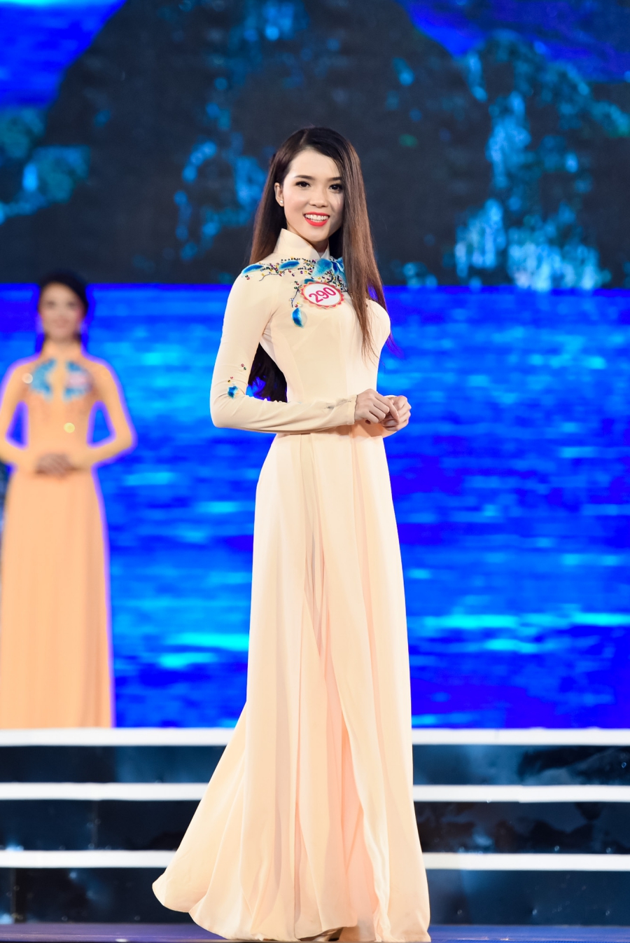 Thí sinh Huỳnh Thúy Vi mở đầu phần thi áo dài. Cô sinh năm 1993, đến từ Cần Thơ.