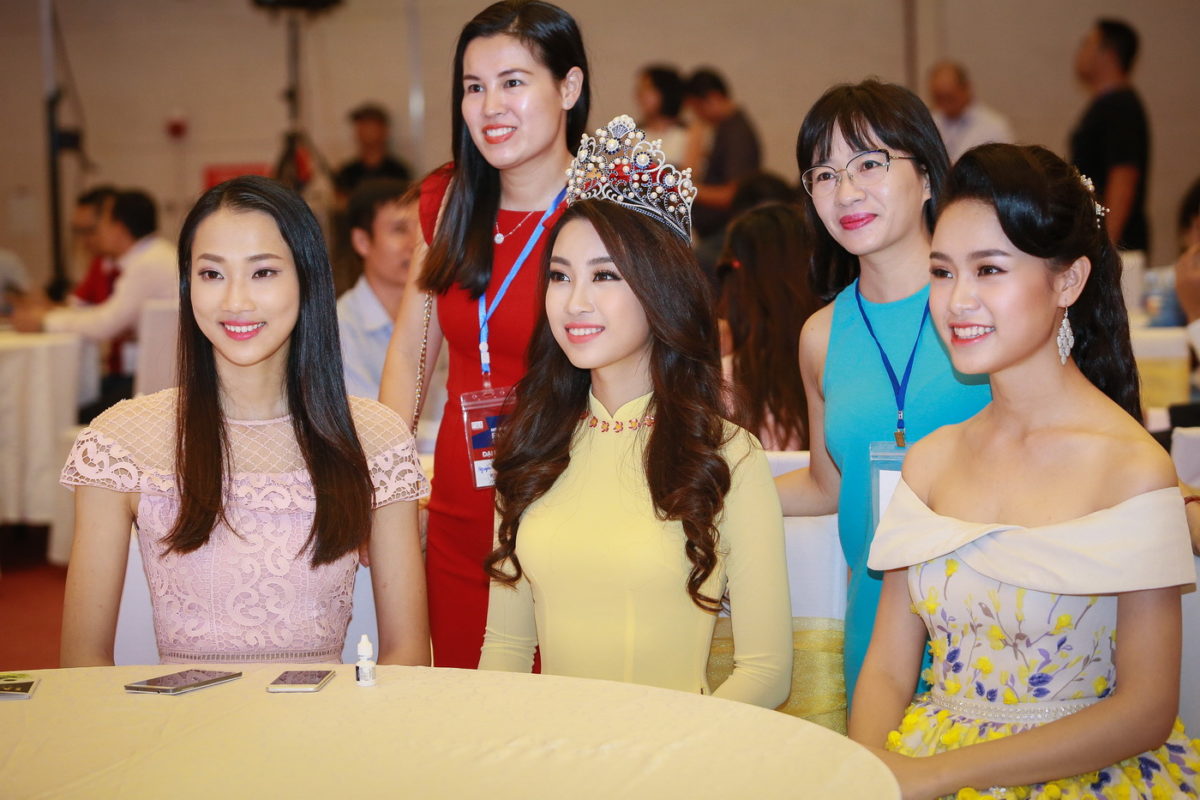 Hoa hậu Mỹ Linh diện Áo dài đi dự Ngày hội cựu sinh viên