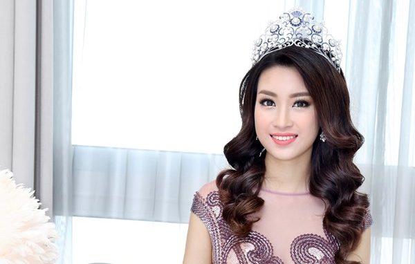 Hoa hậu Mỹ Linh khoe dáng quyến rũ với đầm ôm sát lấp lánh