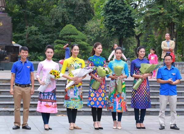 Ngọc Hân, Mỹ Linh, Thanh Tú mặc áo dài nhảy flashmob ở Hồ Gươm