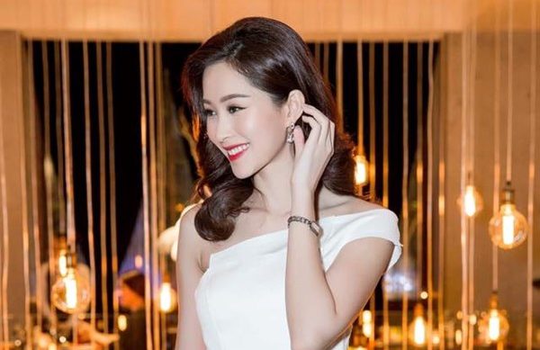 Hoa hậu Thu Thảo xinh đẹp yêu kiều với đầm lệch vai