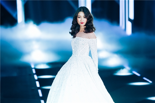 Lần đầu catwalk, Hoa hậu Mỹ Linh “quét sạch” sàn diễn