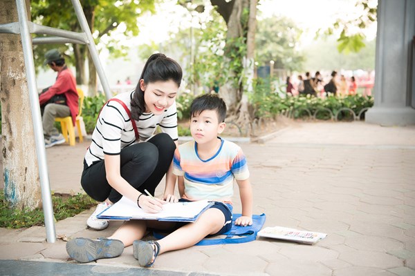 Hoa hậu Ngọc Hân, Á hậu Thanh Tú dạy vẽ cho trẻ em