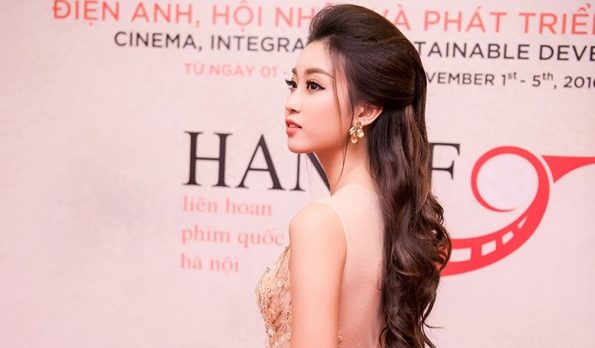 Hoa hậu Mỹ Linh rạng rỡ trên thảm đỏ LHP Quốc tế