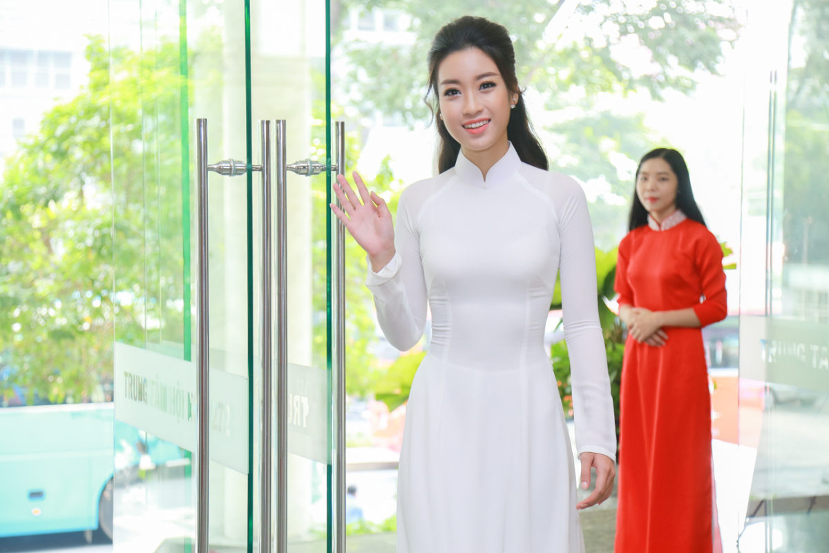 Hoa hậu Mỹ Linh diện áo dài trắng đi trao học bổng