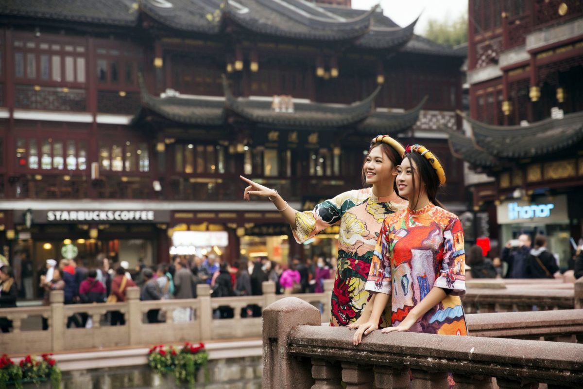 Hoa hậu Mỹ Linh diện áo dài đi lễ chùa ở Thượng Hải