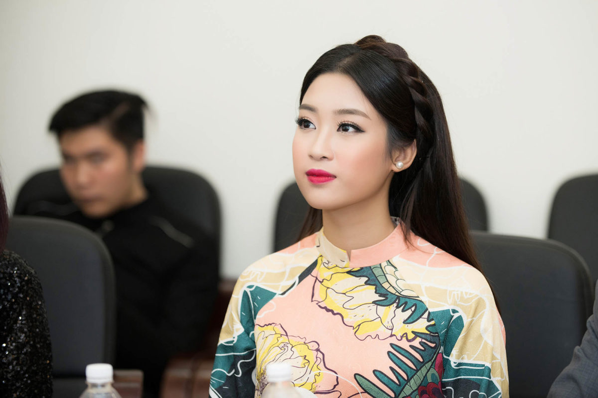 Hoa hậu Mỹ Linh đi chấm thi nhan sắc tại Đại học Quốc gia Hà Nội