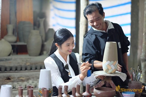 Ngọc Hân giản dị thăm làng gốm 500 tuổi ở cố đô Huế