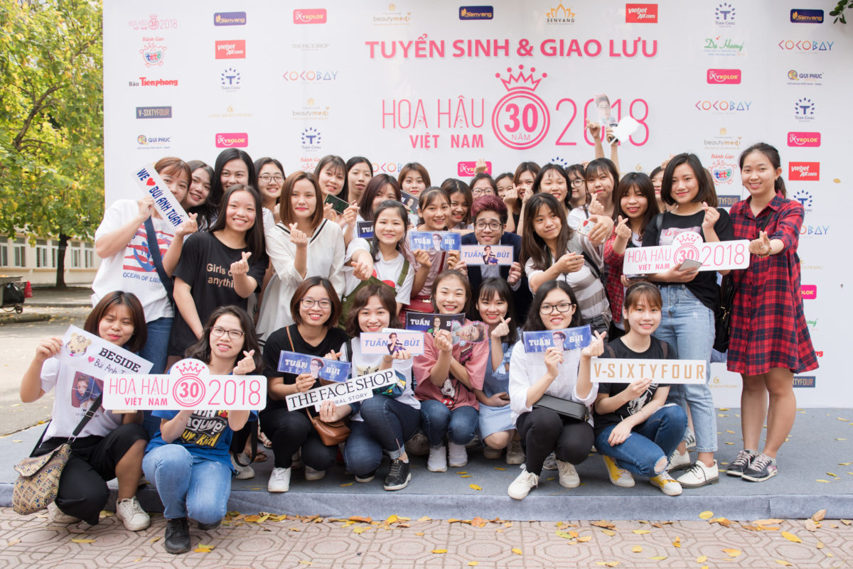 Bùi Anh Tuấn, Vũ Cát Tường bị “bao vây” bởi sinh viên tại Tour tuyển sinh Hoa hậu Việt Nam