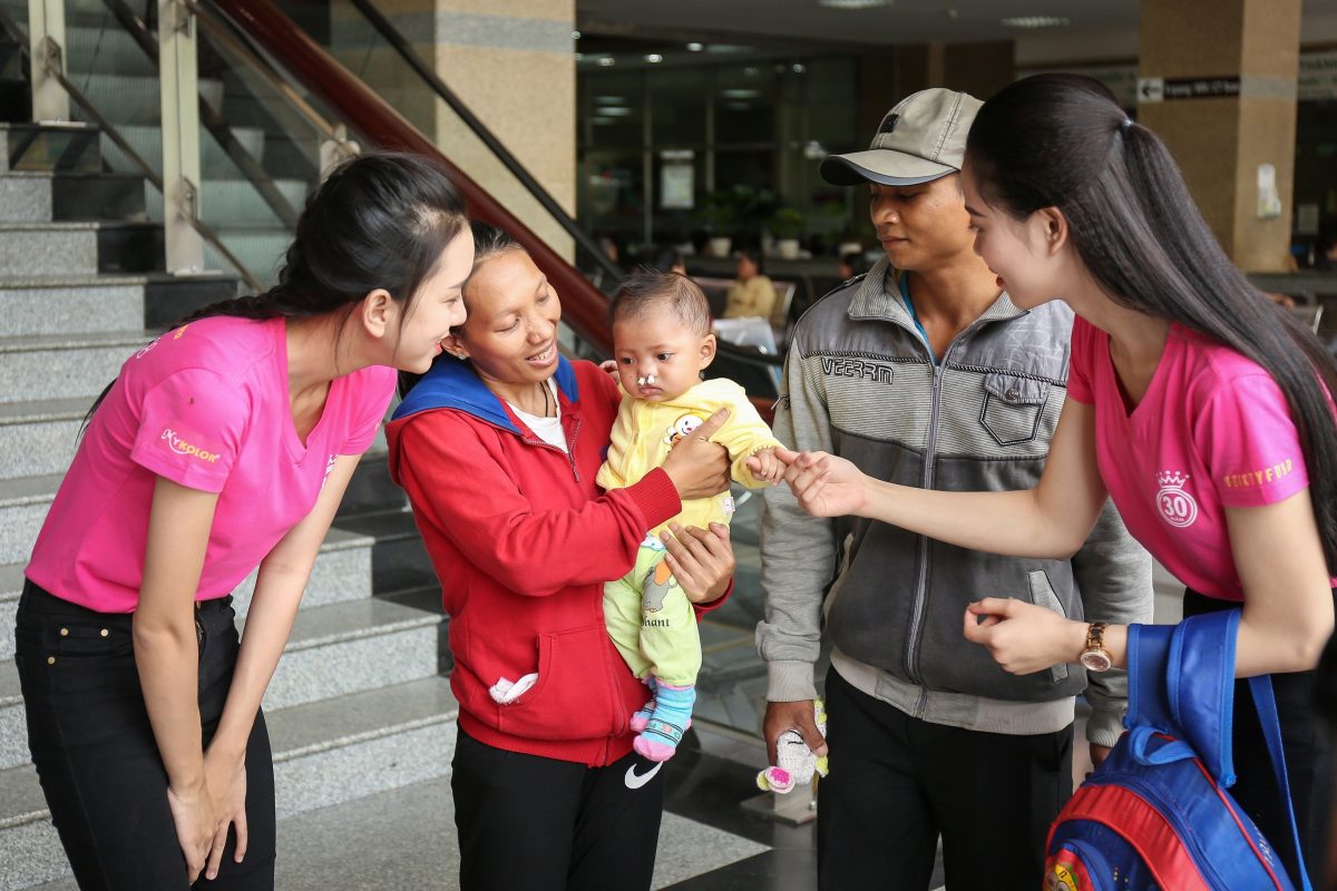 “Nụ cười trẻ thơ” chạm đến triệu trái tim Việt Nam