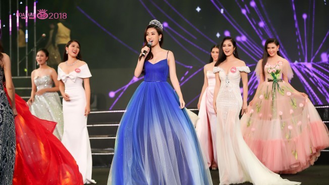 Hoa hậu Đỗ Mỹ Linh khoe giọng hát mở màn đêm Gala 30 năm Hoa hậu Việt Nam