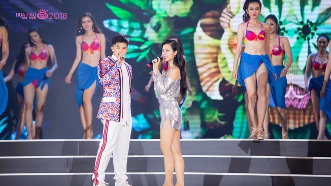 Đông Nhi cởi giày, nhảy cực sung cùng thí sinh Hoa hậu Việt Nam trong đêm tổng duyệt Người đẹp biển